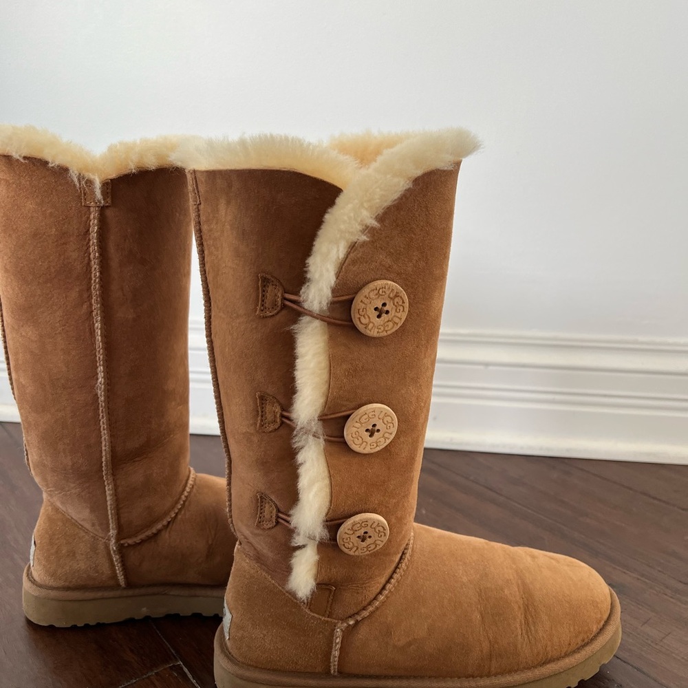 UGG EUC Women’s Triple Button Bailey Boots size 8